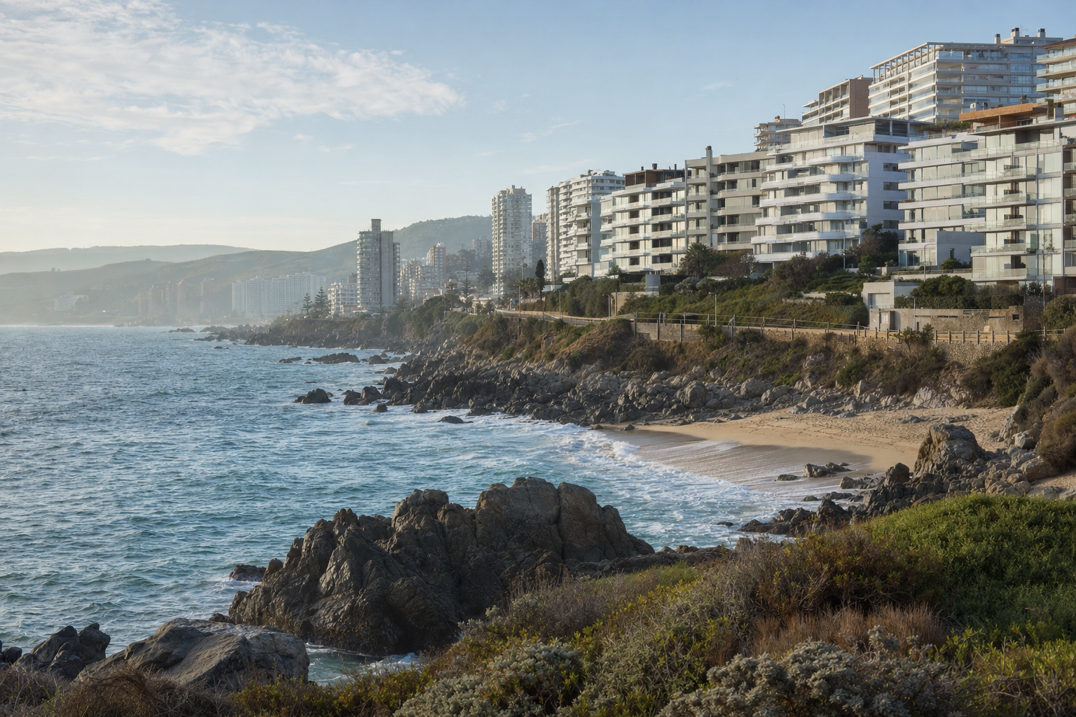 Costa rocosa de Concón con edificios de departamentos frente al mar