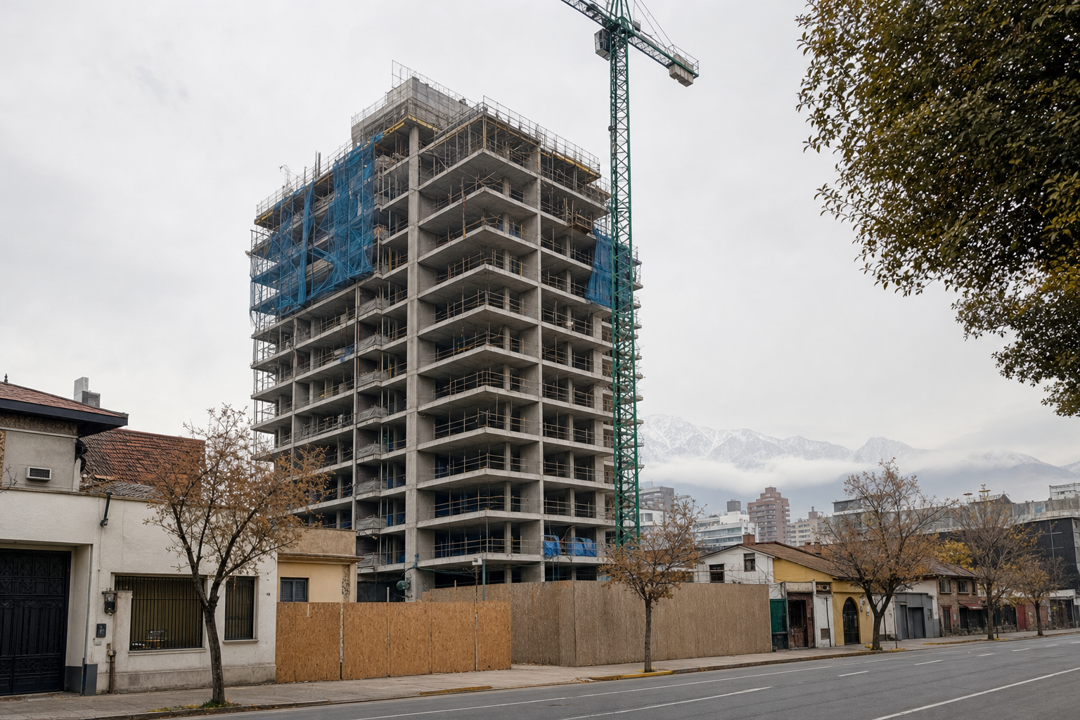 Edificio residencial en construcción con grúa torre en una calle de Santiago