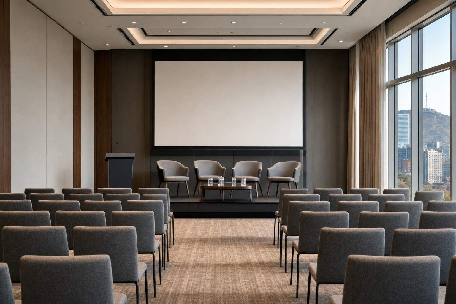 Sala de conferencias vacía preparada para un panel de discusión