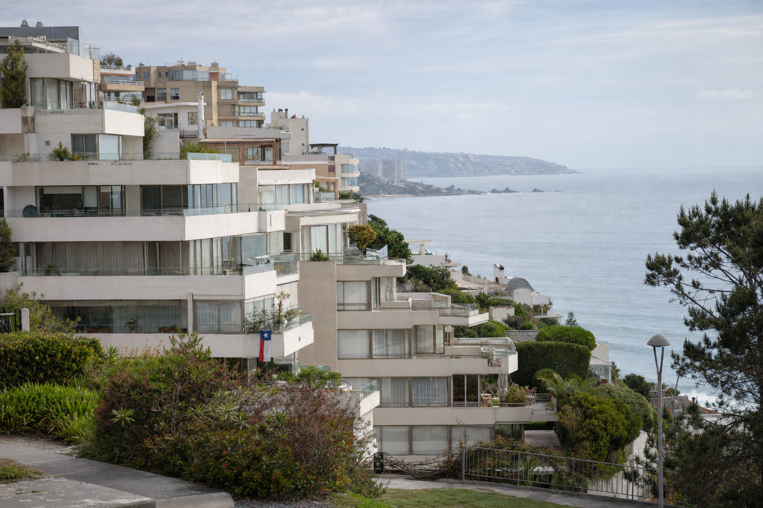 Edificios escalonados en la ladera de Reñaca frente al mar